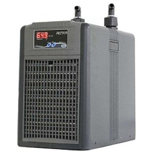 Does the 1/10 hp water chiller use a specific type of refrigerant?